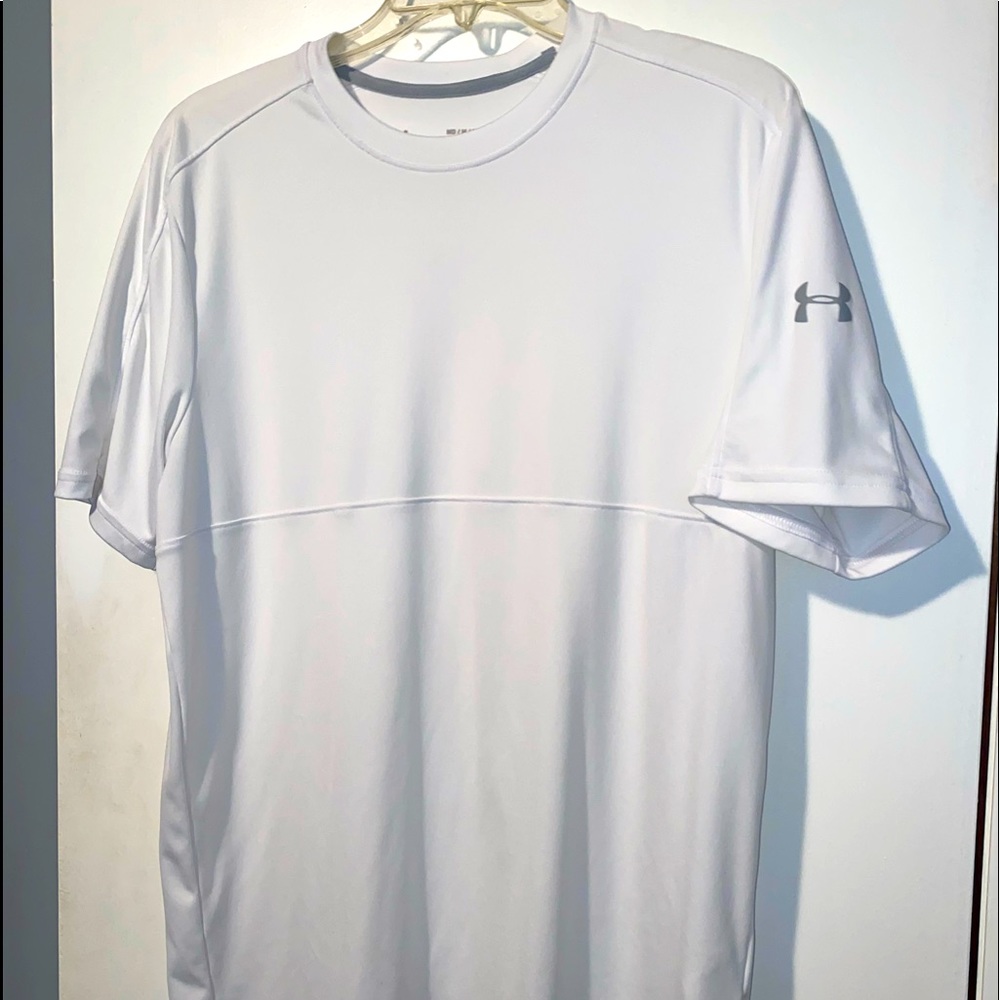 EUC men’s white under Armour short sleeve heatgear t-shirt M
